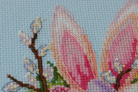 Abris Art siuvinėjimo kryželių rinkinys Velykų zuikis — mėlyna kanva 14 ct, 28 spalvų, 13×16 cm