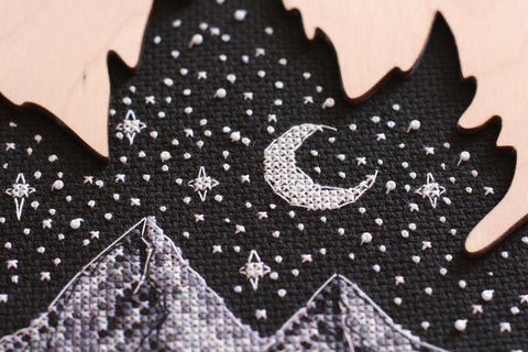 Abris Art siuvinėjimo rinkinys „Kalnuose“ su dekoratyviu mediniu rėmeliu, 29,7×29,7 cm