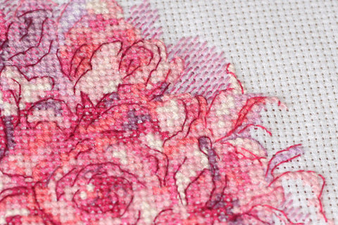 Abris Art siuvinėjimo kryželiu rinkinys Gėlių gracija — 14 ct, 22 spalvos, 15×18 cm