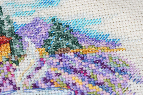 Abris Art kryželių siuvinėjimo rinkinys „Provanso rytas“ su dekoratyviniu mediniu rėmeliu 18×17 cm