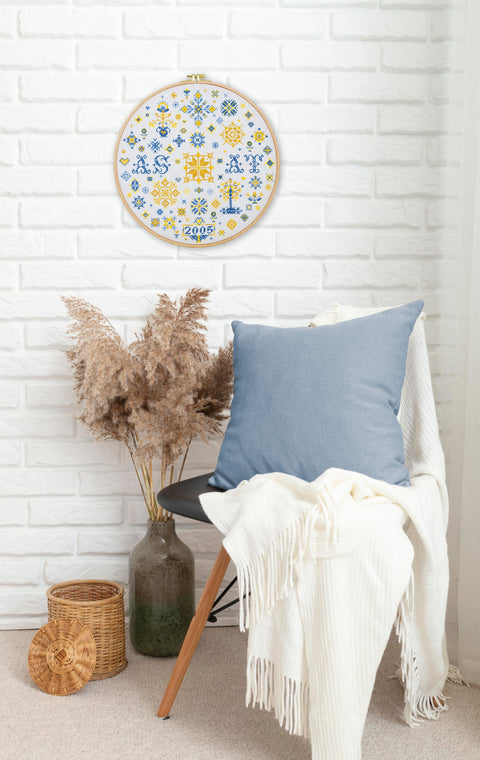 Abris Art siuvinėjimo rinkinys kryželiu „Šeimos sampleris“ su PRECIOSA karoliukais, 30×30 cm