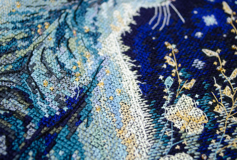 Kryželių siuvinėjimo rinkinys „Naktinis svečias“ 22×32 cm (14 ct) su PRECIOSA #10 karoliukais — Abris Art