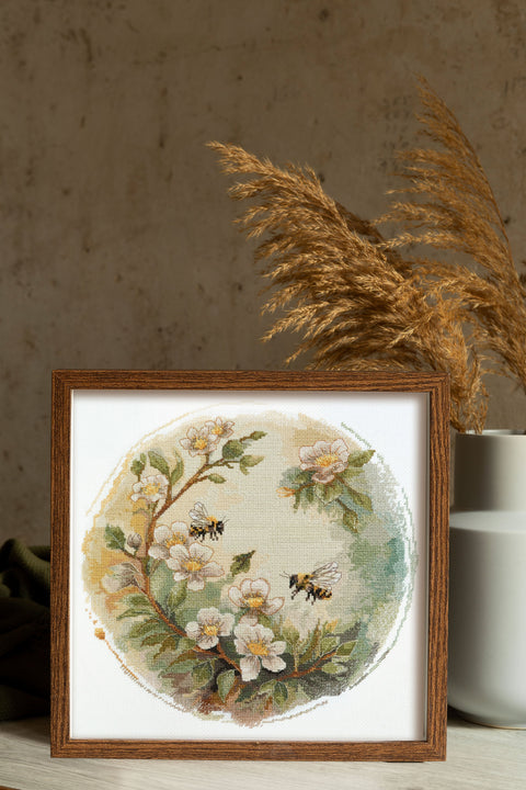 Abris Art kryželių rinkinys „Medaus tonai“ — Zweigart 18 ct, 24 × 24 cm