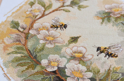 Abris Art kryželių rinkinys „Medaus tonai“ — Zweigart 18 ct, 24 × 24 cm