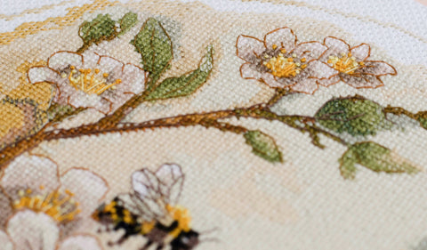 Abris Art kryželių rinkinys „Medaus tonai“ — Zweigart 18 ct, 24 × 24 cm