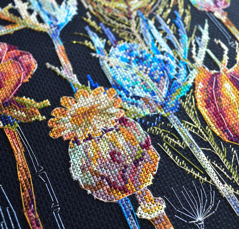 Abris Art siuvinėjimo rinkinys „Remembering“ — juoda 14 ct kanva, 22×30 cm, 34 spalvų