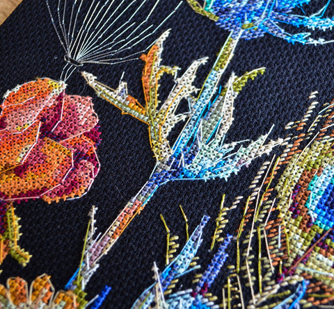 Abris Art siuvinėjimo rinkinys „Remembering“ — juoda 14 ct kanva, 22×30 cm, 34 spalvų