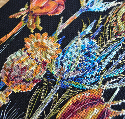 Abris Art siuvinėjimo rinkinys „Remembering“ — juoda 14 ct kanva, 22×30 cm, 34 spalvų