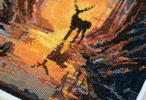 Abris Art siuvinėjimo rinkinys „Miško sergėtojas“ — 24×42 cm, 14 ct, 27 spalvų (metalizuotas siūlas)