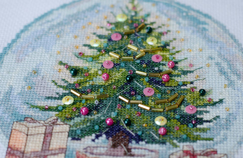 Kalėdinis kryželių siuvinėjimo rinkinys „Kalėdų laukimas“ su PRECIOSA karoliukais ir dekoratyviniais perlais