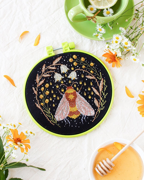 Abris Art kryželių rinkinys „Saldus nektaras“ — juodas 14 ct su PRECIOSA karoliukais