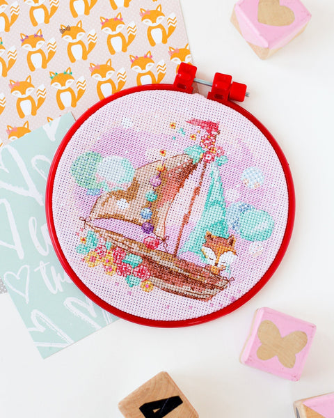 Abris Art siuvinėjimo kryželių rinkinys „Po burėmis“, 15×15 cm, su PRECIOSA karoliukais