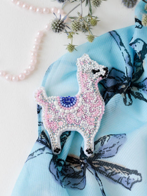 Siuvinėjimo karoliukais rinkinys „Rožinė lama“ — Abris Art (Preciosa karoliukai)