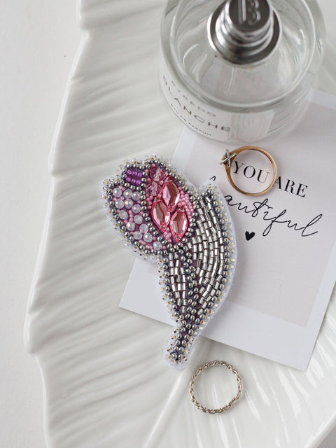 Abris Art karoliukų siuvinėjimo rinkinys Tulpė, 7×6 cm — 8 spalvų