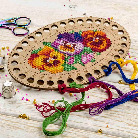 Perforuota medinė siuvinėjimo plokštė 13×20 cm (schema viduje) — be siūlų