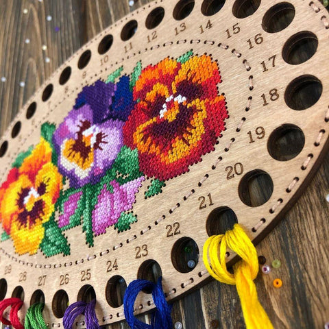 Perforuota medinė siuvinėjimo plokštė 13×20 cm (schema viduje) — be siūlų