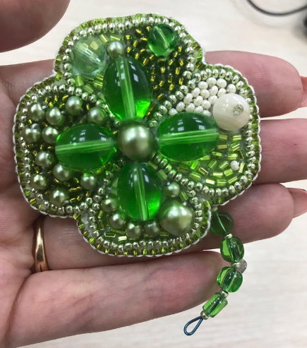 Crystal Art karoliukų siuvinėjimo rinkinys brošei „Sėkmės simbolis“ (Charivna Mit)