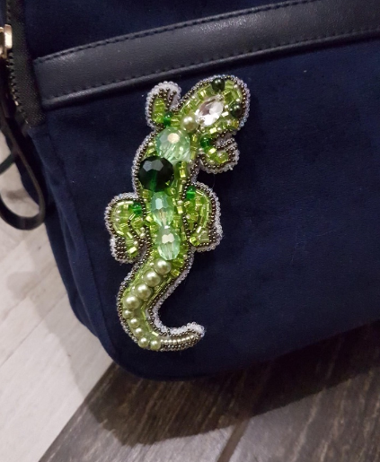 Charivna Mit karoliukų siuvinėjimo rinkinys brožei „Driežas“ (Crystal Art), 10×4,5 cm