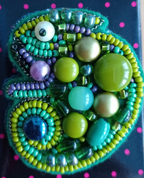 Charivna Mit karoliukų siuvinėjimo rinkinys — segė „Chameleonas“ (Crystal Art), 5×5,5 cm