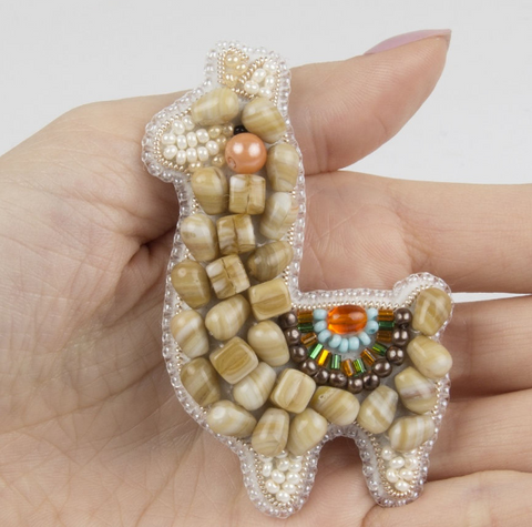 Brošės „Lama“ siuvinėjimo karoliukais rinkinys – Crystal Art & Preciosa (Charivna Mit)