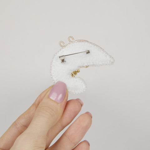 Brošė „Krevetė“ – siuvinėjimo karoliukais rinkinys (Crystal Art)