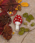 Brožė „Musmirė“ — mini siuvinėjimo projektas 4×7 cm - kaSiulai.lt