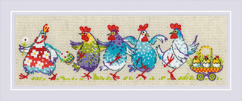 RIOLIS siuvinėjimo rinkinys „Cluck‑Cluck“ (Nr. 2266) — Zweigart 14 ct Aida, 24×8 cm, 11 spalvų