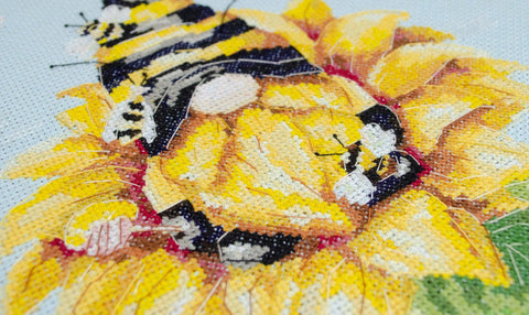 Abris Art kryželių rinkinys „Bitininkas“ – mėlyna 14 ct medvilninė drobė, 30×22 cm