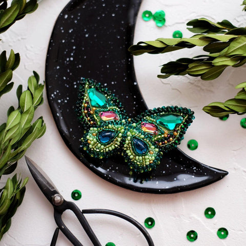 Abris Art siuvinėjimo kryželiu rinkinys „Smaragdas (Rugpjūtis)“ — 7×4 cm