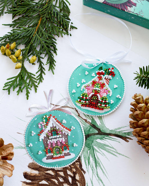 Abris Art kalėdinis siuvinėjimo kryželiu rinkinys su karoliukais „Naujųjų metų namelis”