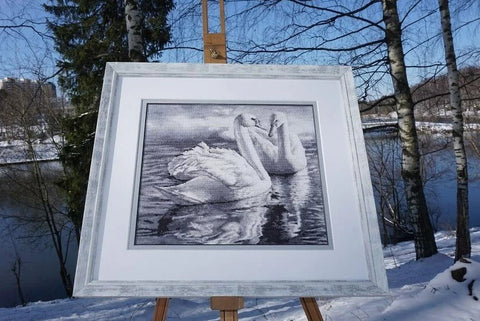 „Du gulbiai“ — siuvinėjimo kryželiu komplektas, Aida 16, 26,7×31,5 cm - kaSiulai.lt