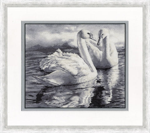 „Du gulbiai“ — siuvinėjimo kryželiu komplektas, Aida 16, 26,7×31,5 cm - kaSiulai.lt