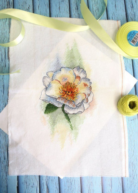 Elegantiškas siuvinėjimo komplektas „Baltas bijūnas“ su DMC siūlais - kaSiulai.lt