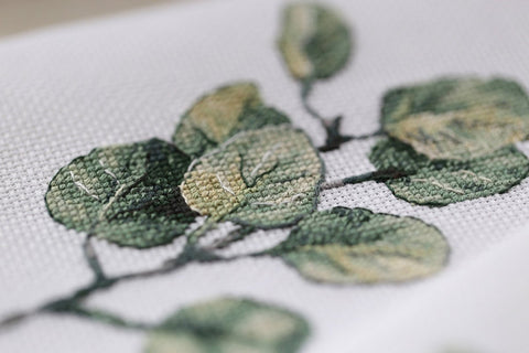 Eukalipto šakelė — elegantiškas kryželiu siuvinėjimo komplektas namams - kaSiulai.lt