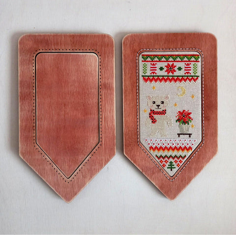 NeoCraft rankų darbo medinis rėmelis kryželiui „Vėliava – Uogos“, 9,5×19 cm
