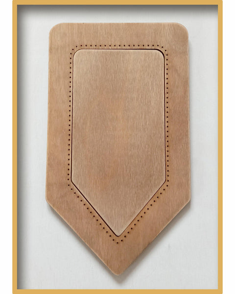 NeoCraft rankų darbo medinis rėmelis kryželiui Flag — riešutinis 9,5×19 cm