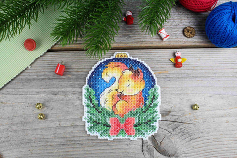 Kalėdinis burbulas su voverėle — siuvinėjimas kryželiu, 10×9 cm - kaSiulai.lt