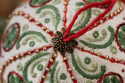 Kalėdinis siuvinėjimas kryželiu — eglutės žaisliukai ir raštai - kaSiulai.lt