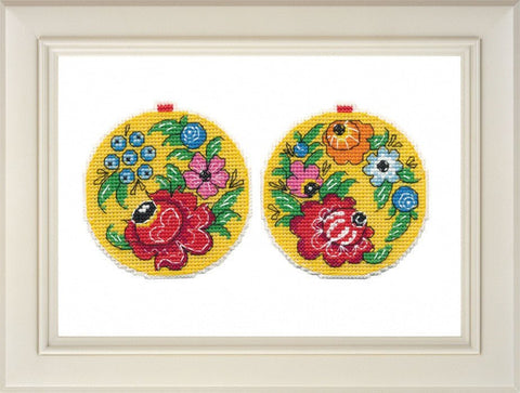 Kalėdinis siuvinėjimo rinkinys — eglutės ornamentas, 8 spalvos, 8,5×9 cm - kaSiulai.lt