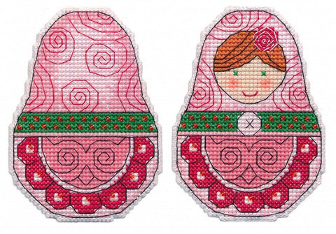 Kalėdinis žaisliukas „Matrioška“ — siuvinėjimo rinkinys ant plastikinės kanvos, 7×9,7 cm - kaSiulai.lt