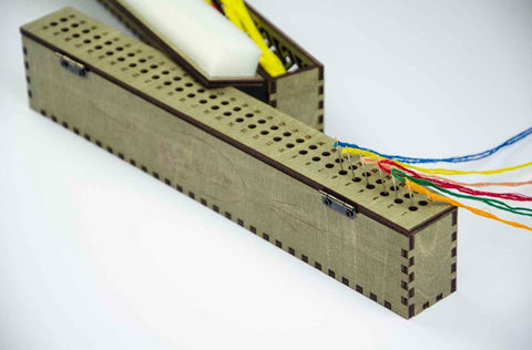 Karpatų eglės medinis adatų laikiklis — 60 skylių - kaSiulai.lt