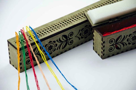 Karpatų eglės medinis siuvinėjimo adatų laikiklis — 100 skylių - kaSiulai.lt