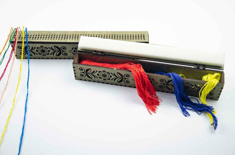 Karpatų eglės medinis siuvinėjimo adatų laikiklis — 100 skylių - kaSiulai.lt