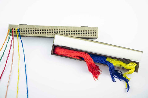 Karpatų eglės medinis siuvinėjimo adatų laikiklis — 100 skylių - kaSiulai.lt