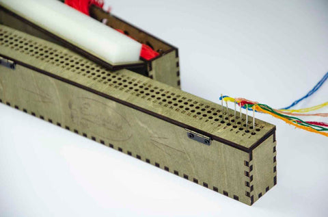 Karpatų eglės medinis siuvinėjimo adatų laikiklis — 100 skylių - kaSiulai.lt