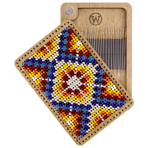 Karoliukų siuvinėjimo komplektas adatinės dėžutei su perforuotu dangteliu 6×9 cm, 7 spalvos, 975 vnt.