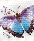 Kompaktiškas siuvinėjimo kryželiu rinkinys „Mėlyni drugeliai“ – balta Aida 14 ct, 9×8 cm - kaSiulai.lt