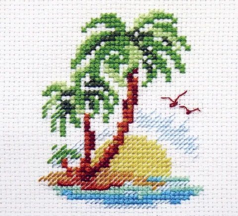 Kompaktiškas siuvinėjimo kryželiu rinkinys „Palmų sala“ 6×8 cm — balta 14 ct Aida, 10 spalvų - kaSiulai.lt