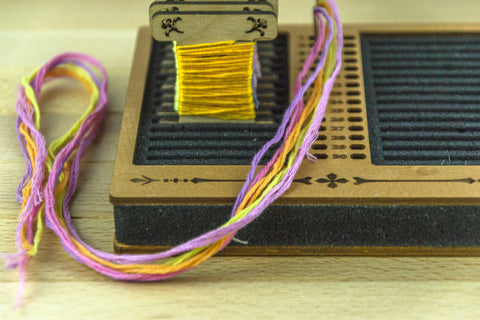 Kompaktiškas siuvinėjimo ritinėlių ir adatų laikiklis – tvarkingas ir patogus - kaSiulai.lt