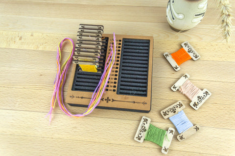 Kompaktiškas siuvinėjimo ritinėlių ir adatų laikiklis – tvarkingas ir patogus - kaSiulai.lt